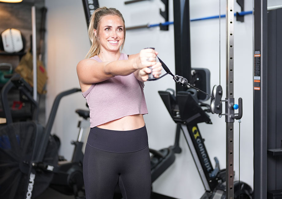 A Trainer Shows You How to Do the Pallof Press Exercise Cover Image